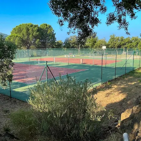 L'inoubliable, Mazet Climatise Pour 8 Personnes Avec Tennis Et Piscine Collective A Valcros, La Londes-les-maures Дом отдыха