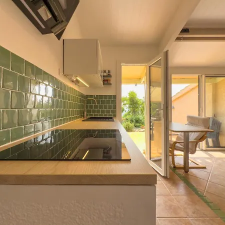 Дом отдыха L'inoubliable, Mazet Climatise Pour 8 Personnes Avec Tennis Et Piscine Collective A Valcros, La Londes-les-maures Ла-Лонд-ле-Мор